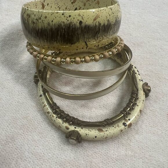 Mint Cream and Gold Textured Bracelets - Picture 4 of 5